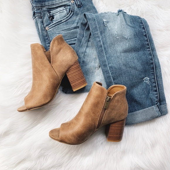 Felicias Shoes - SALE LAST 🆕 Aubrey - Tan Ankle Booties